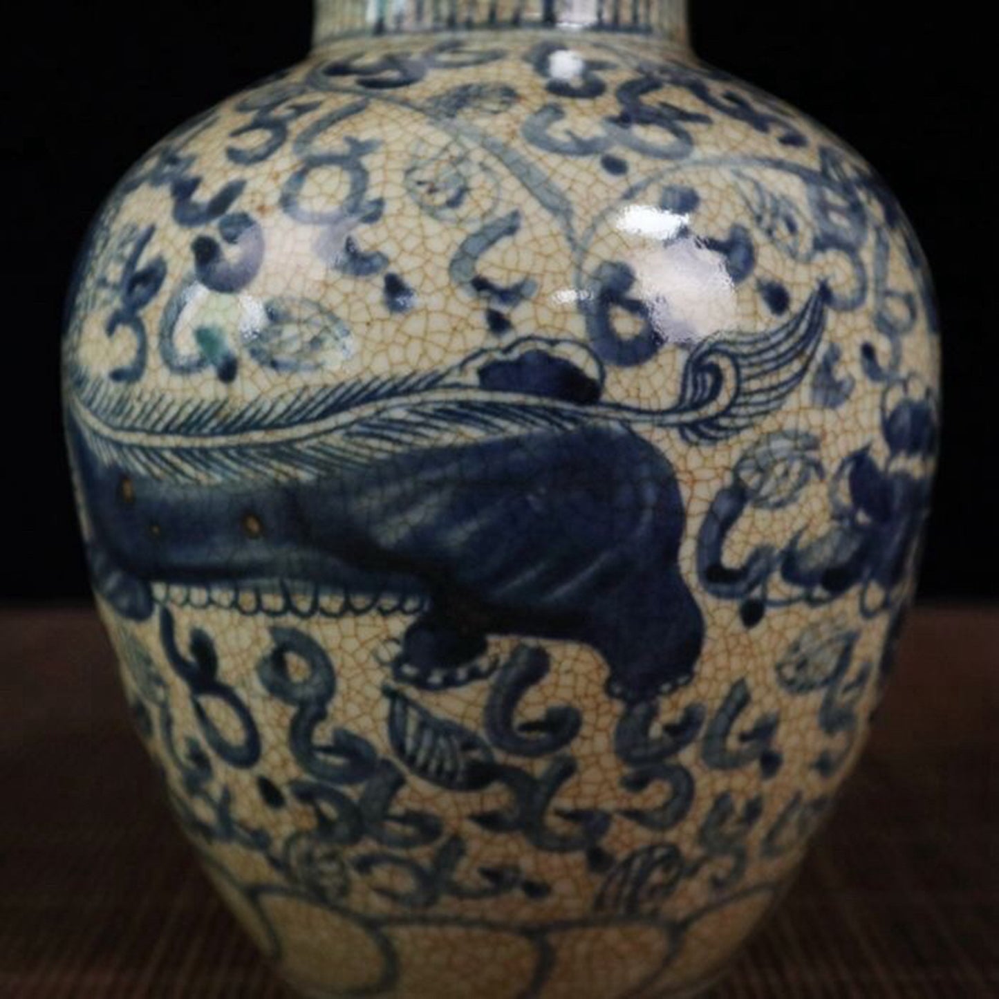 Open piece blue and white lion patterned ceiling jar