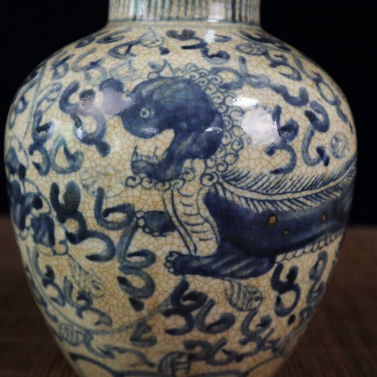 Open piece blue and white lion patterned ceiling jar