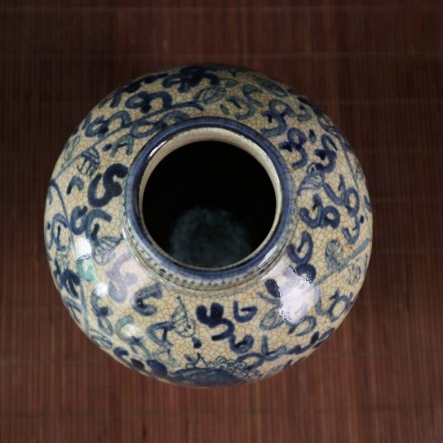 Open piece blue and white lion patterned ceiling jar
