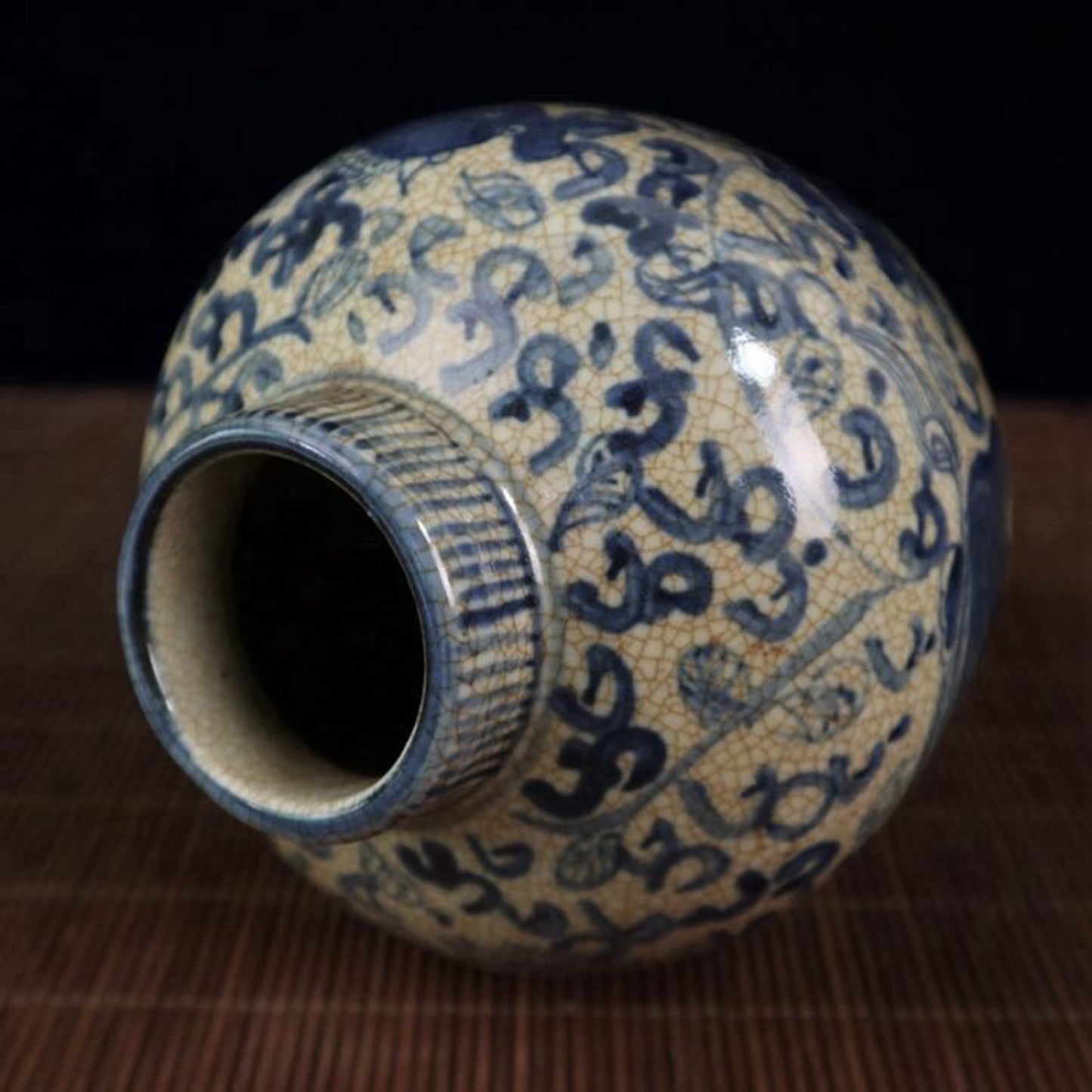 Open piece blue and white lion patterned ceiling jar