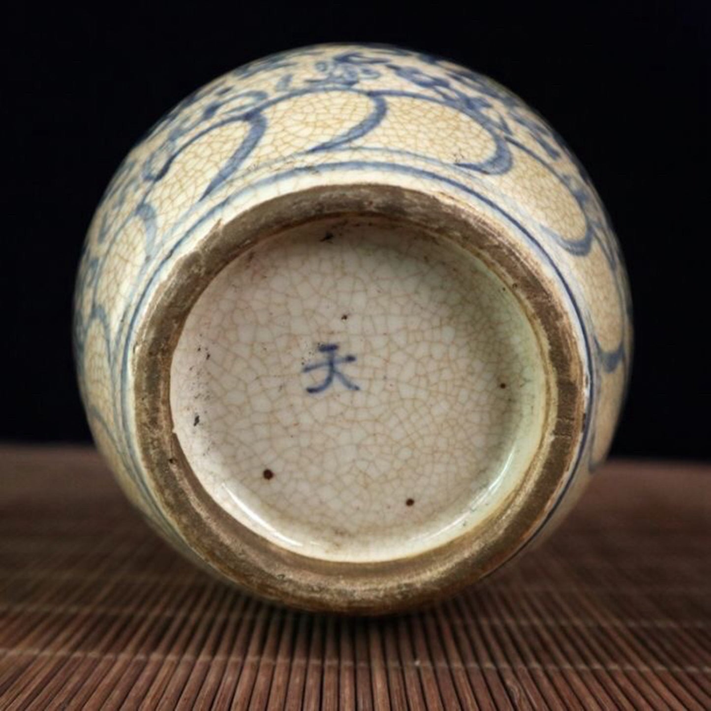 Open piece blue and white lion patterned ceiling jar
