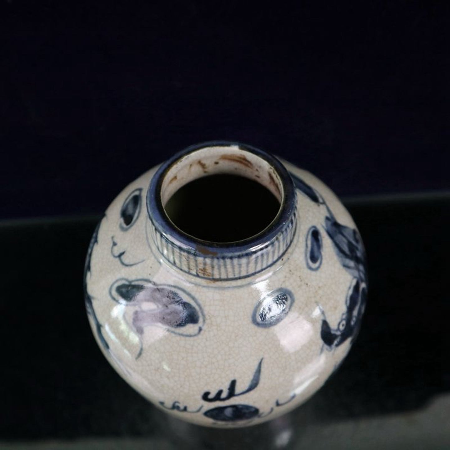 Open blue and white dragon patterned jar