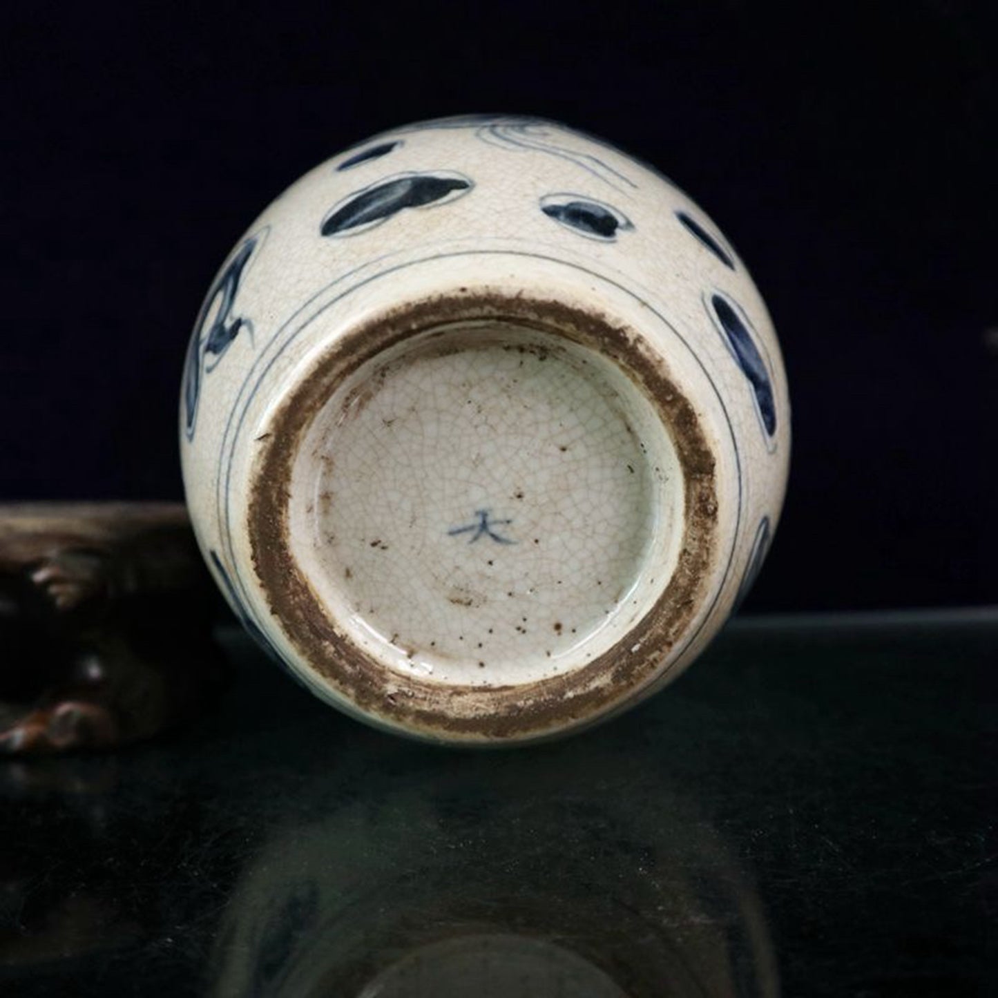 Open blue and white dragon patterned jar