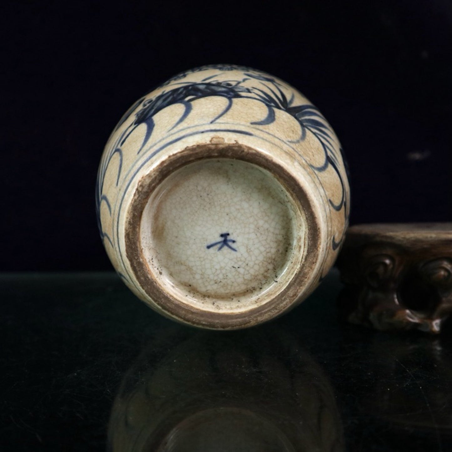 Open blue and white dragon patterned jar