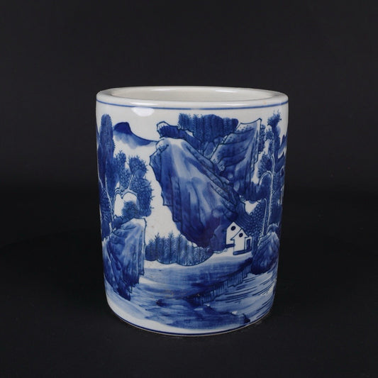 Blue and white landscape pattern pen holder