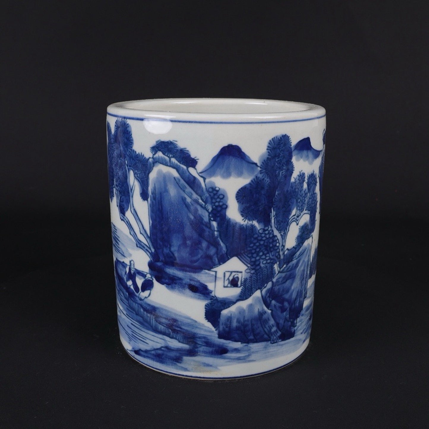 Blue and white landscape pattern pen holder