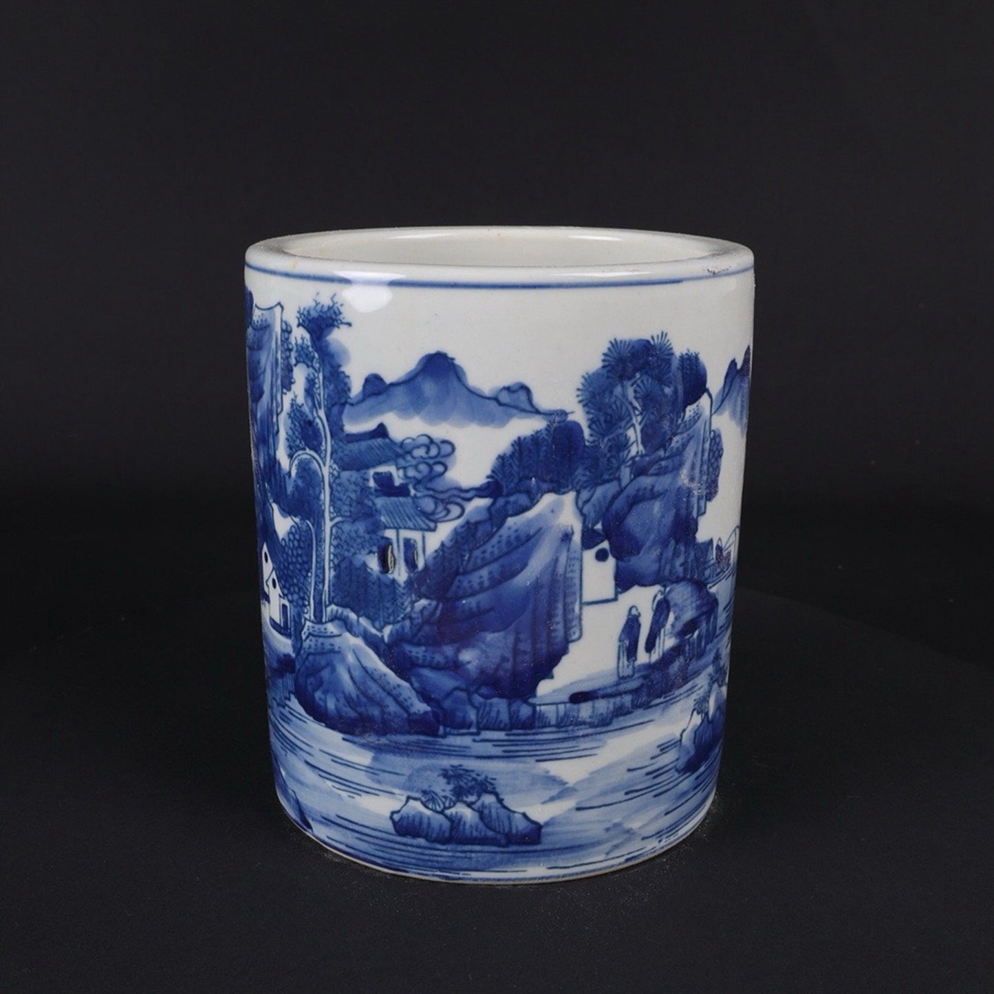 Blue and white landscape pattern pen holder
