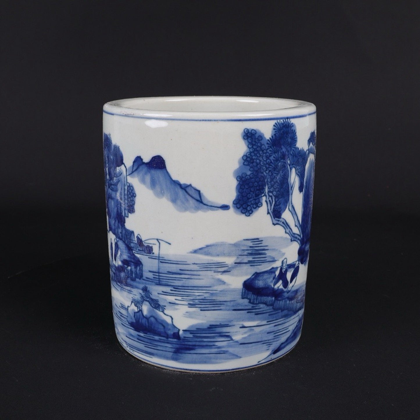 Blue and white landscape pattern pen holder