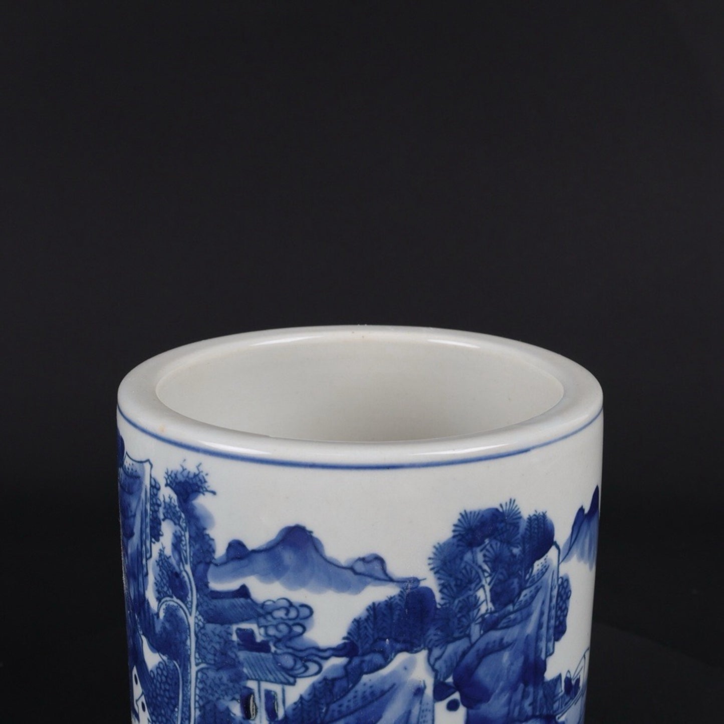 Blue and white landscape pattern pen holder