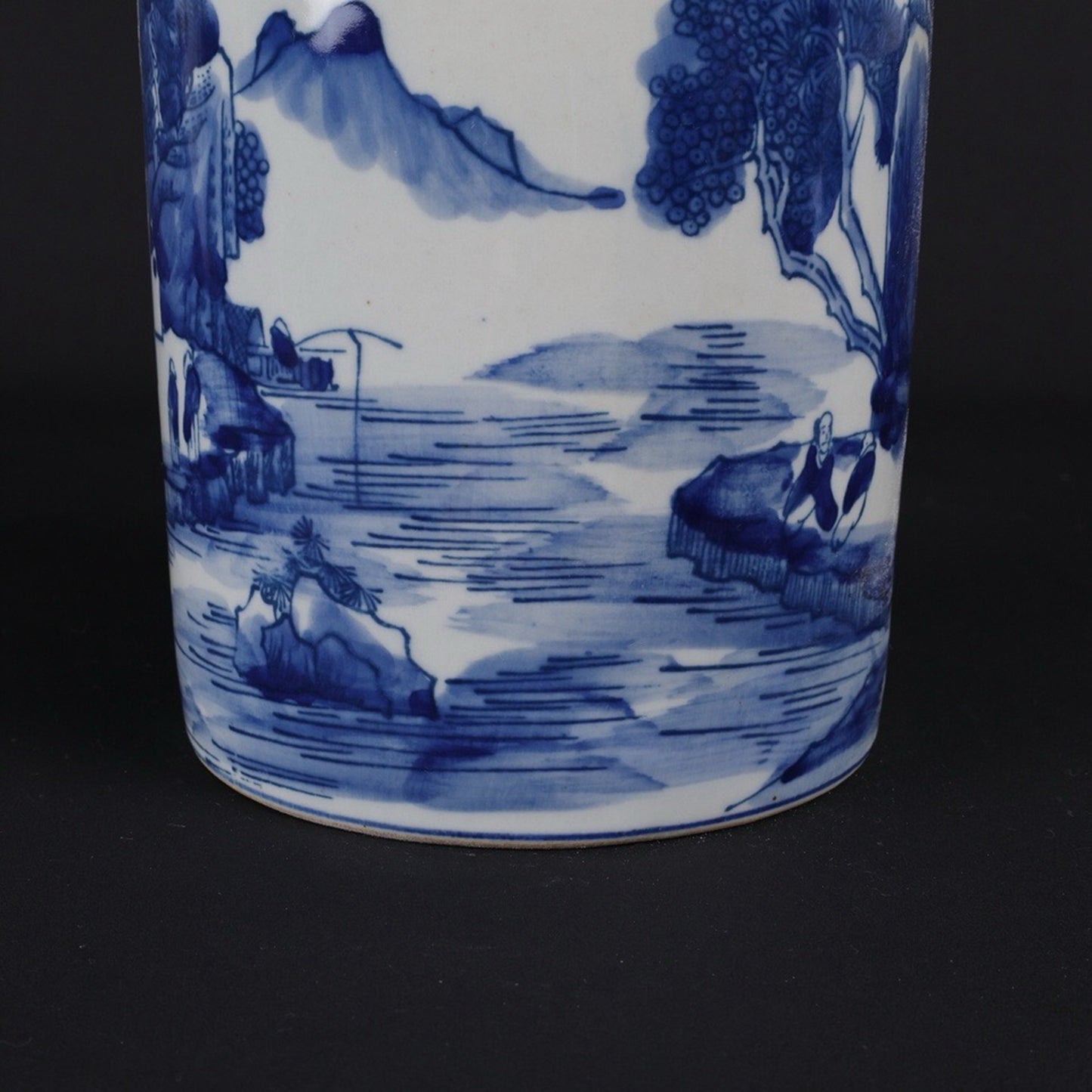 Blue and white landscape pattern pen holder