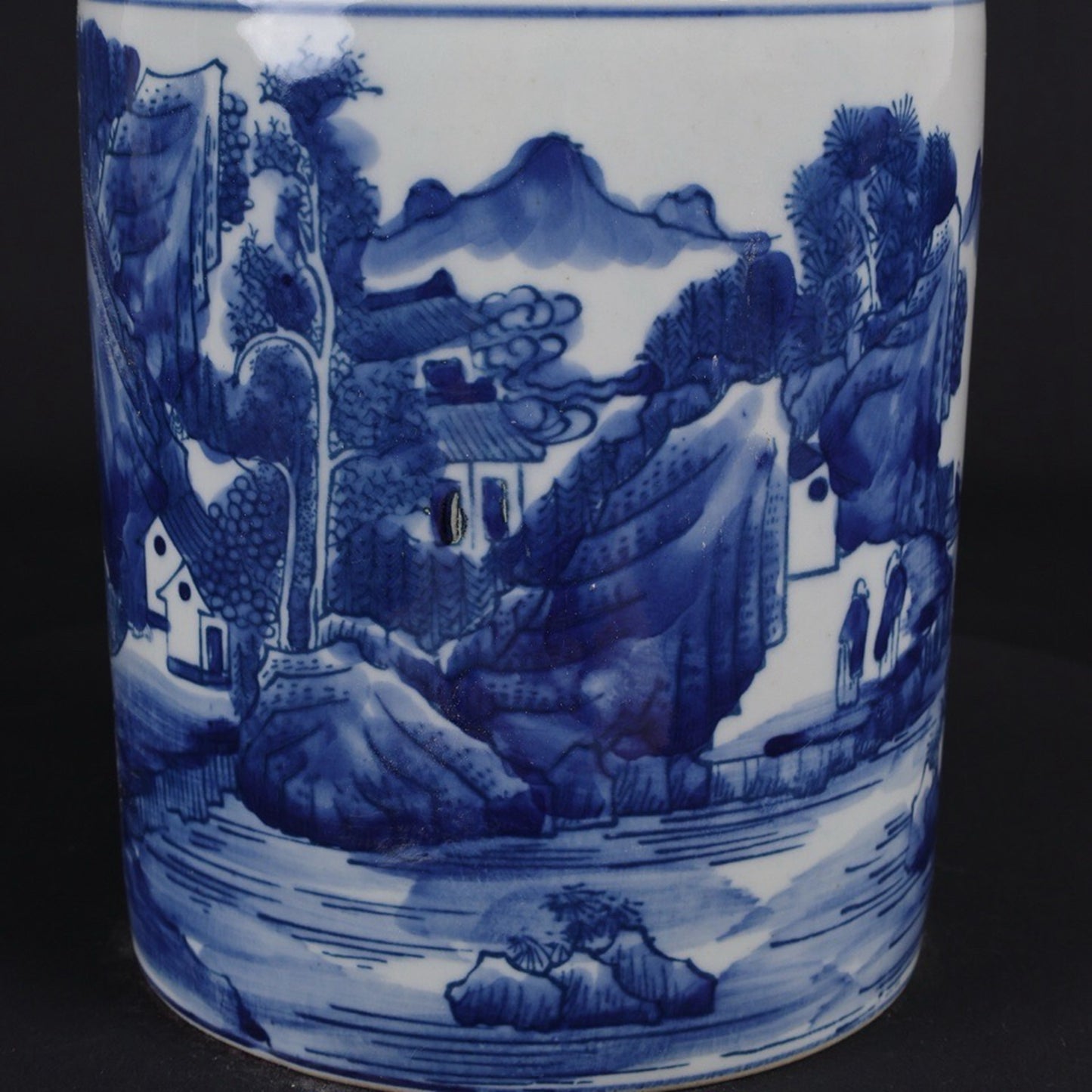 Blue and white landscape pattern pen holder