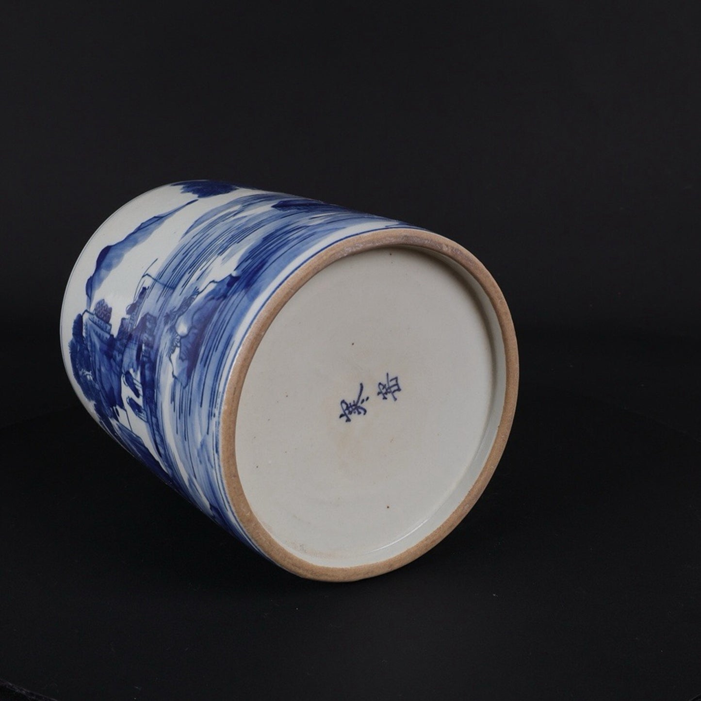 Blue and white landscape pattern pen holder