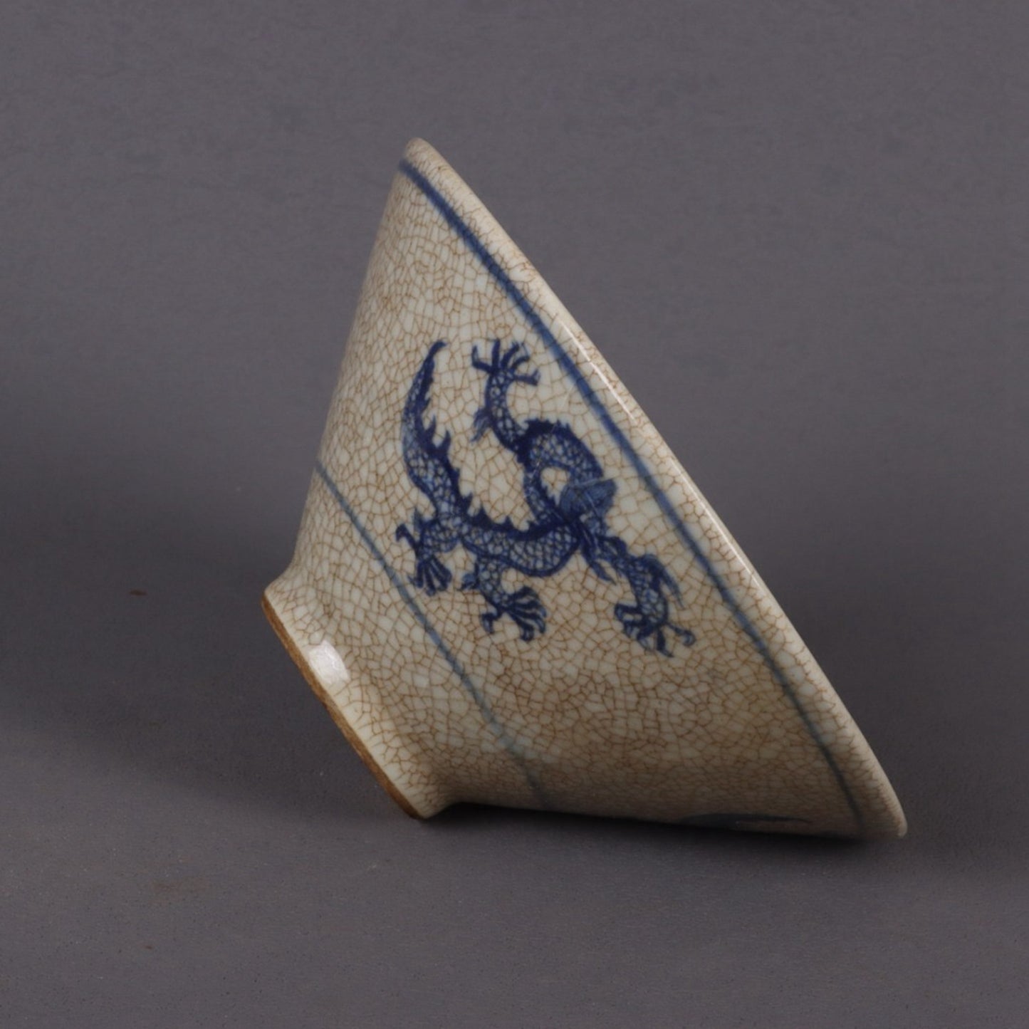 Blue and white dragon patterned sky shaped bamboo hat bowl