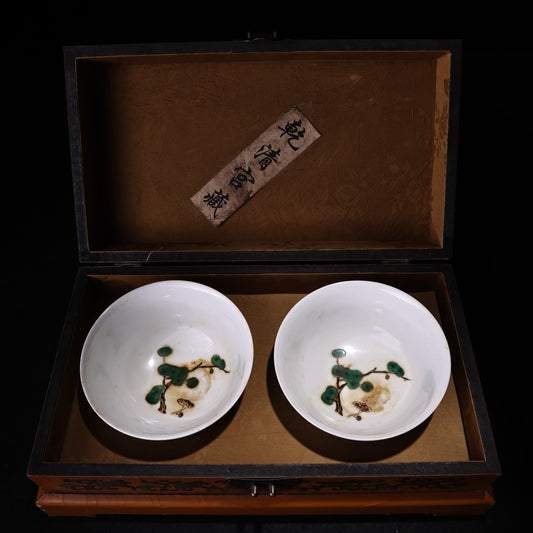 A pair of Chinese antique enamel colored porcelain bowls