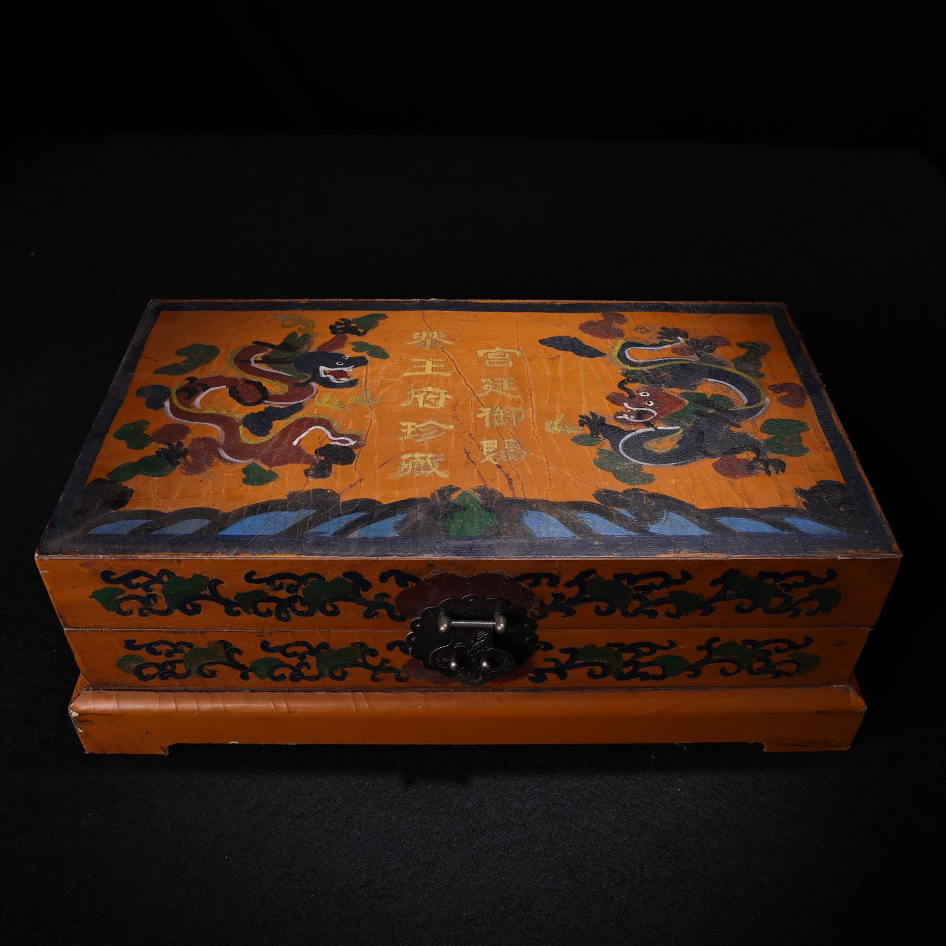 A pair of Chinese antique enamel colored porcelain bowls