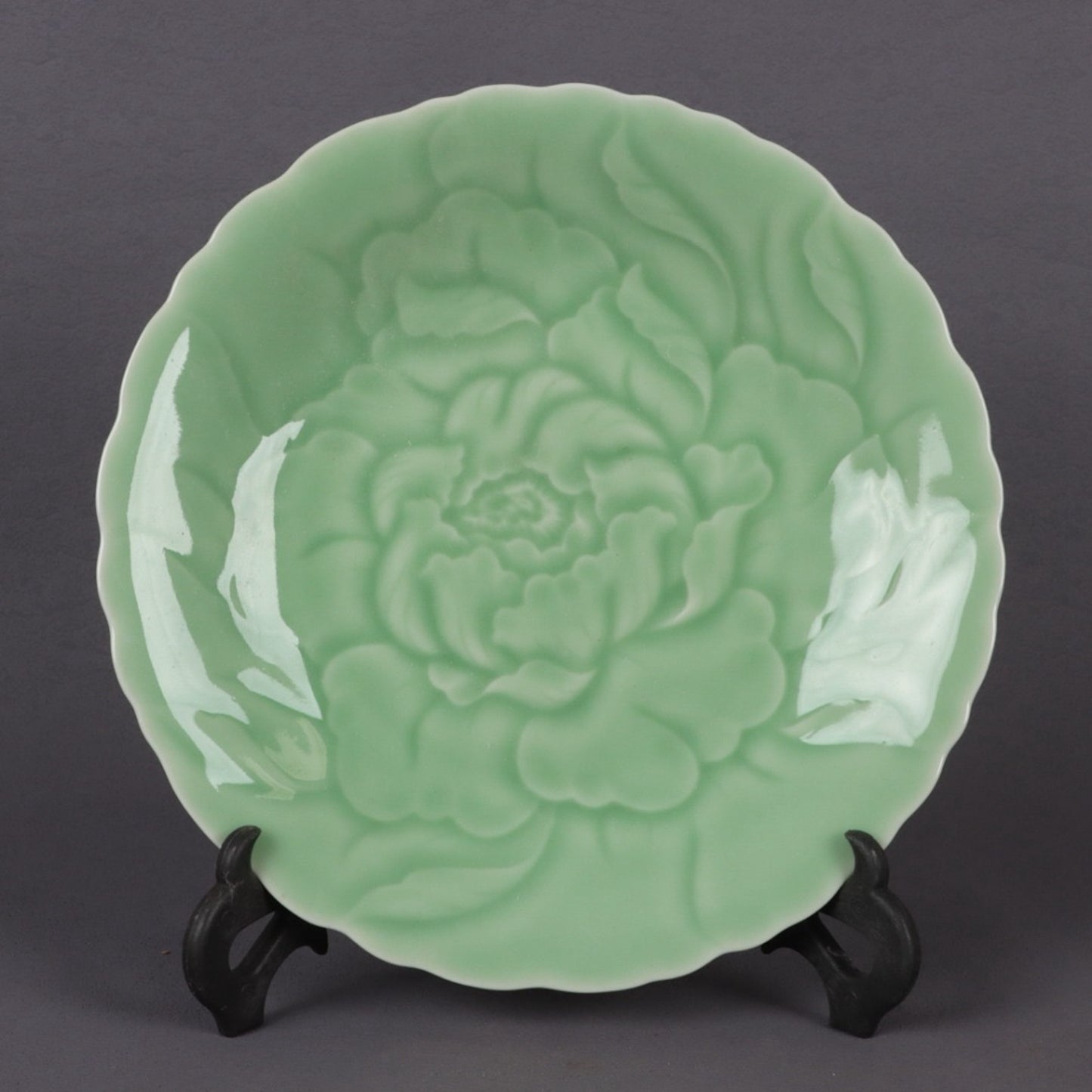 Appreciation plate with peony patterns carved on bean green glaze