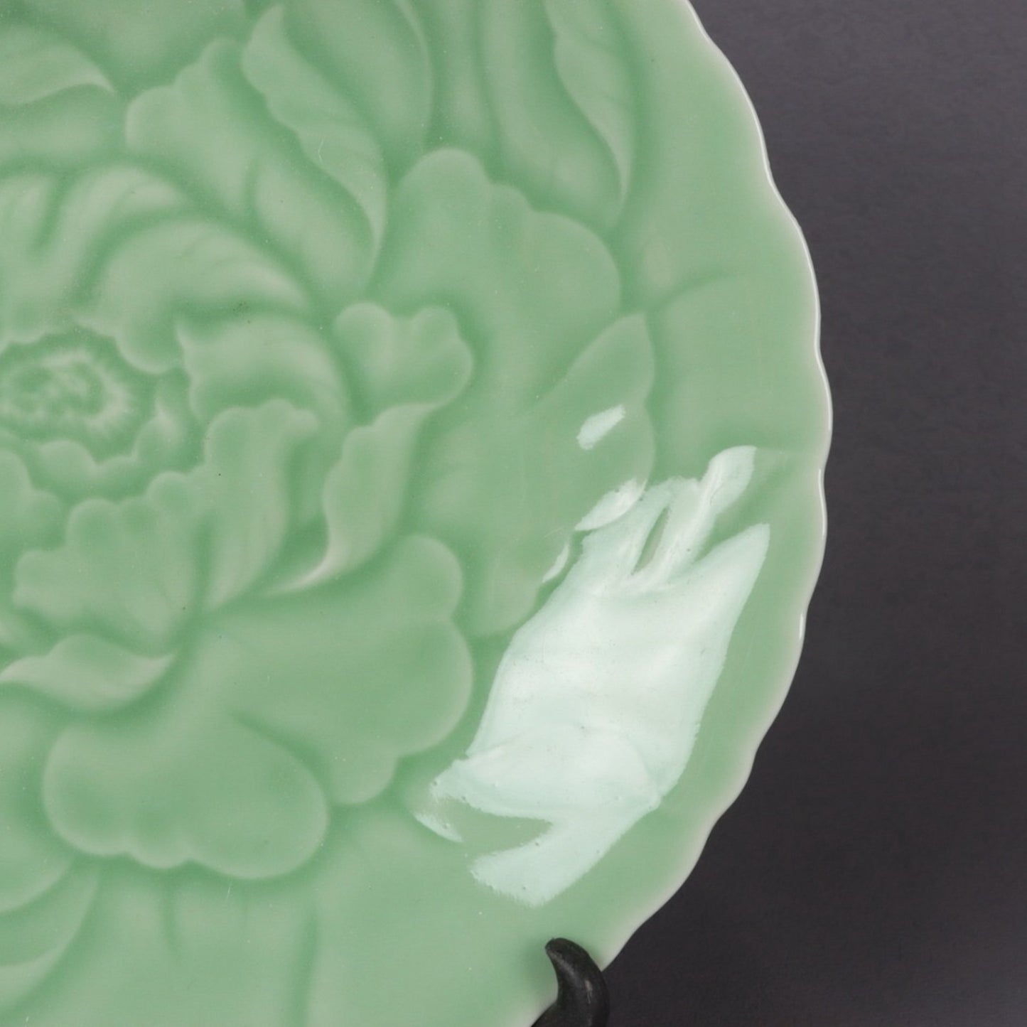 Appreciation plate with peony patterns carved on bean green glaze