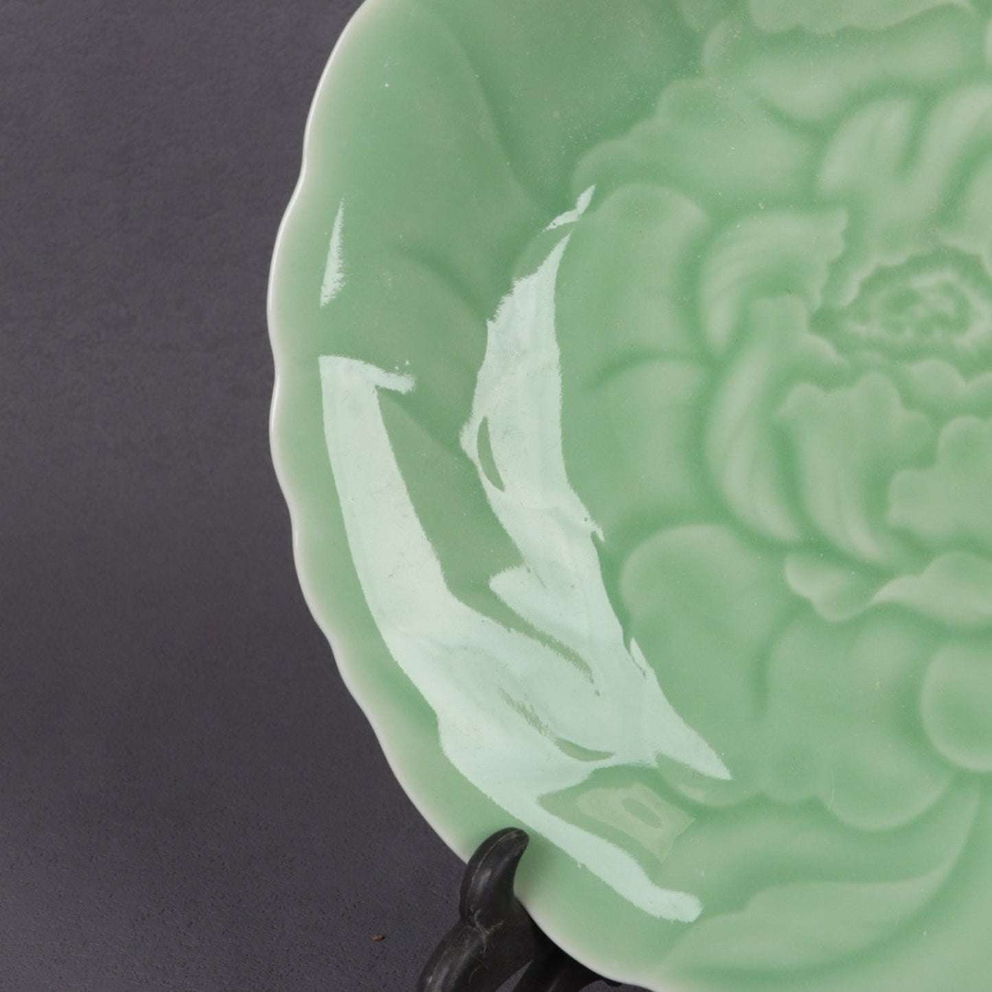 Appreciation plate with peony patterns carved on bean green glaze