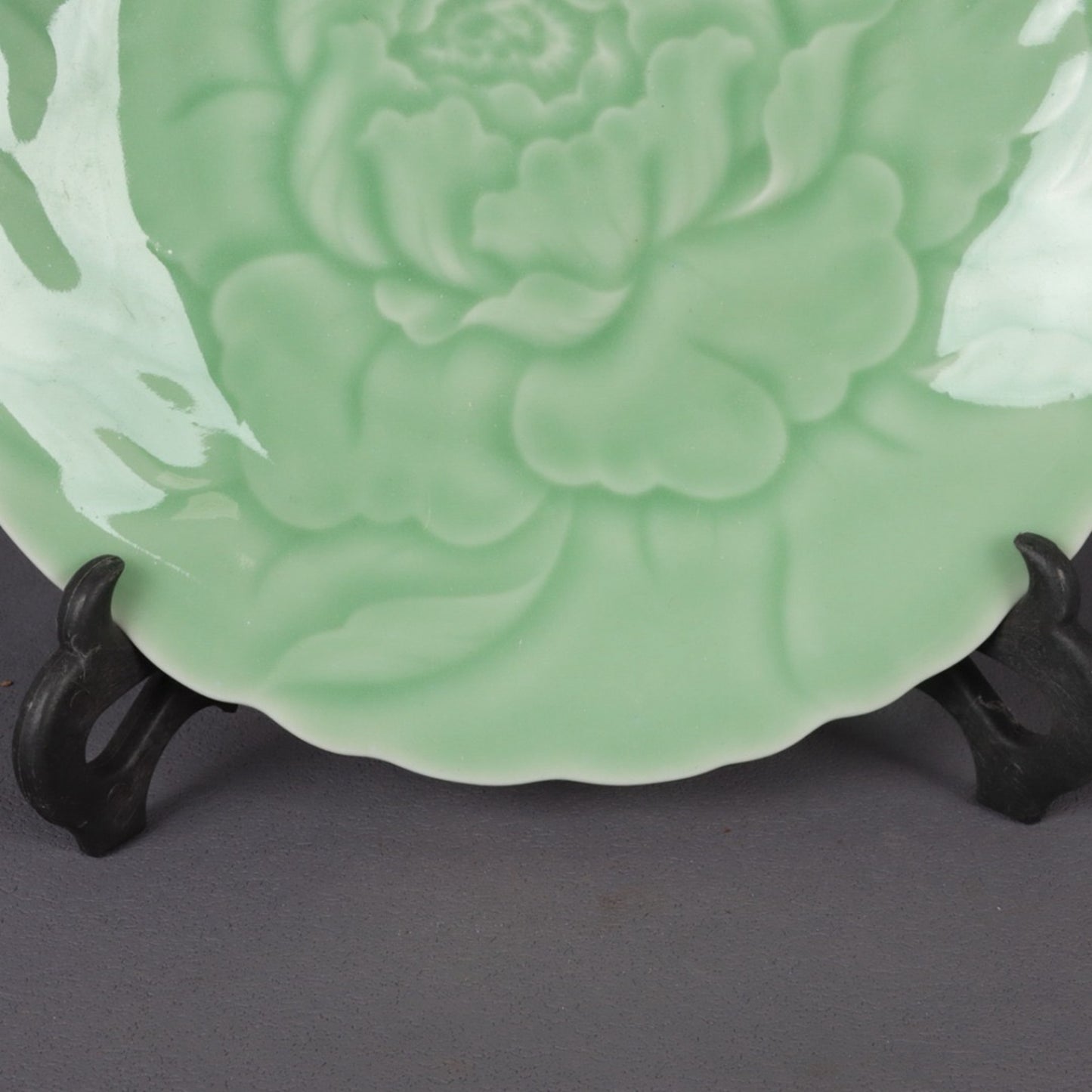 Appreciation plate with peony patterns carved on bean green glaze