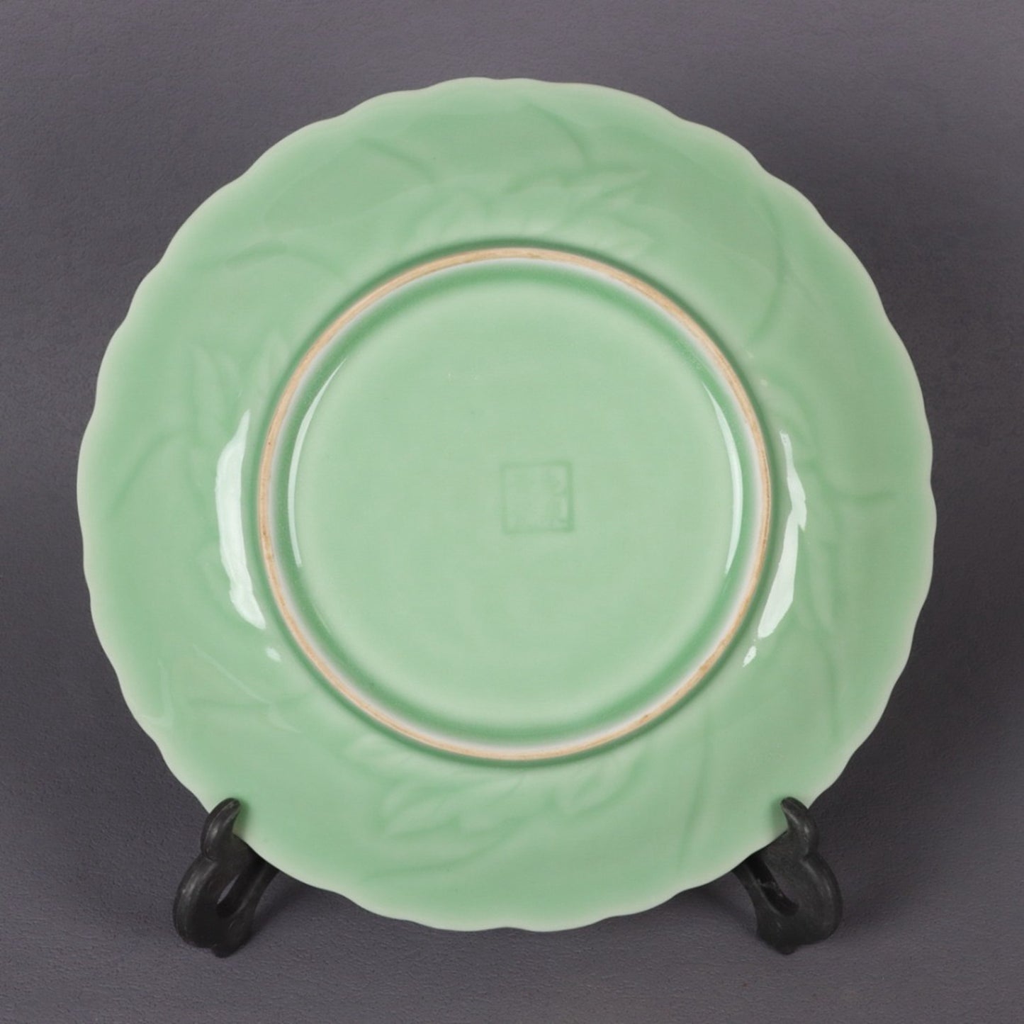 Appreciation plate with peony patterns carved on bean green glaze