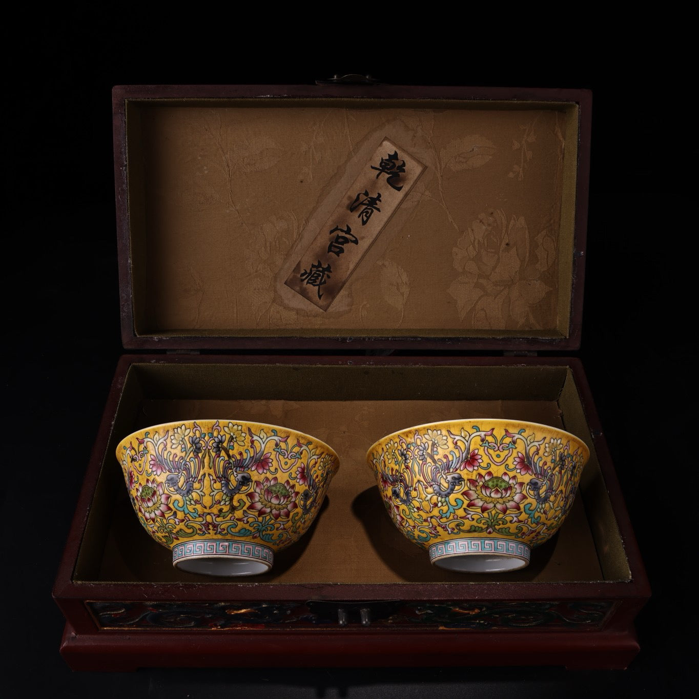 A pair of Chinese antique enamel hand-painted pink porcelain bowls