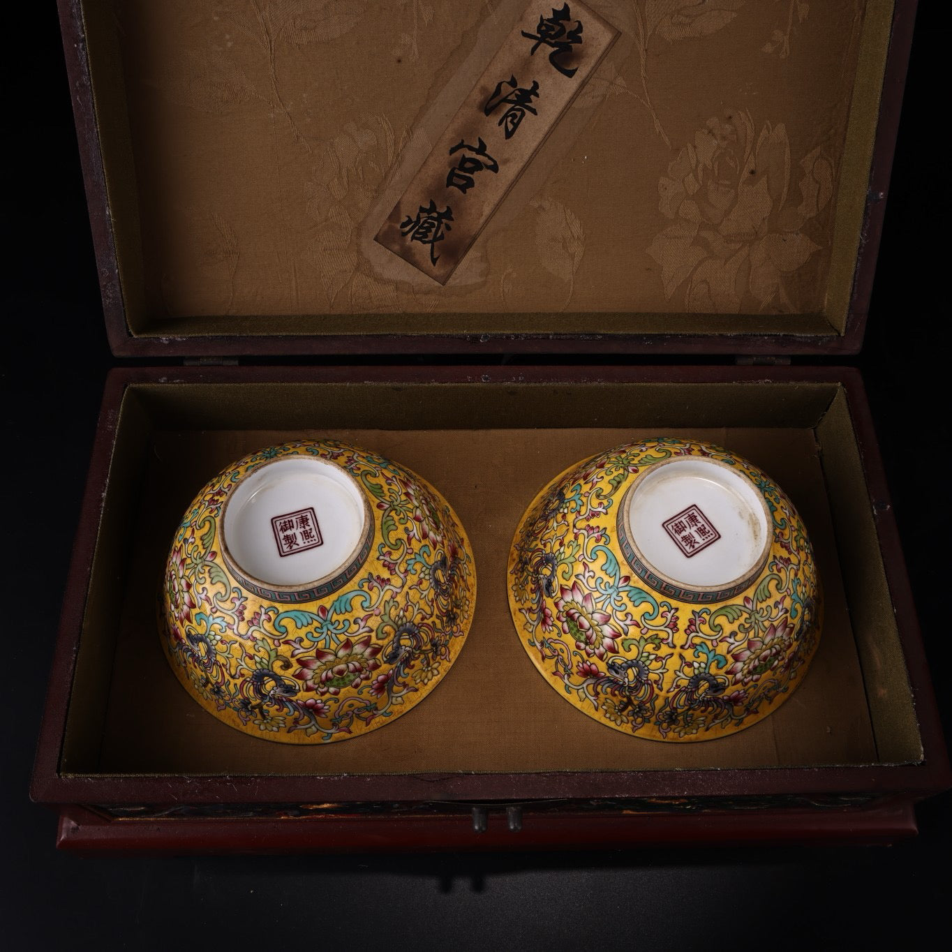 A pair of Chinese antique enamel hand-painted pink porcelain bowls