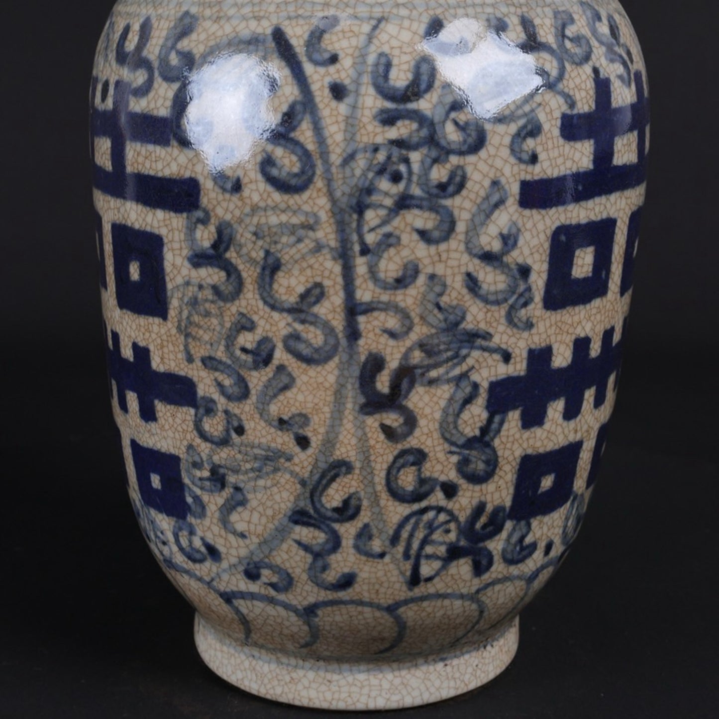 Blue and white Guanyin vase with double happiness pattern