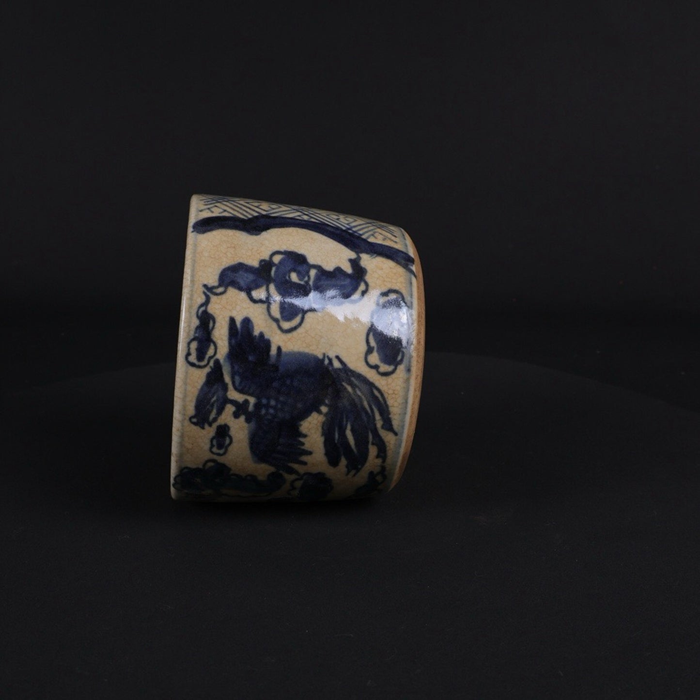 Small pen holder with open blue and white design, twin phoenixes presenting auspicious patterns