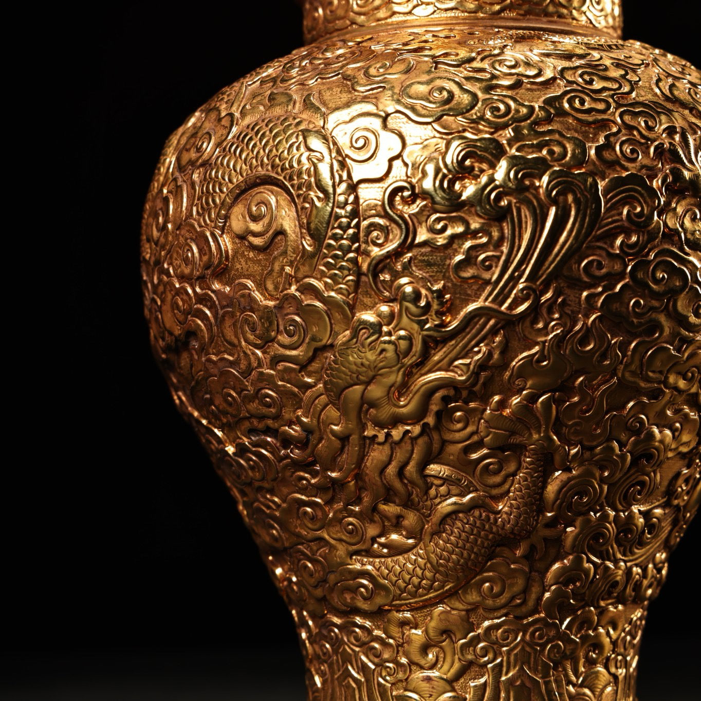 Chinese antique pure copper high relief carved gilded pan dragon general jar