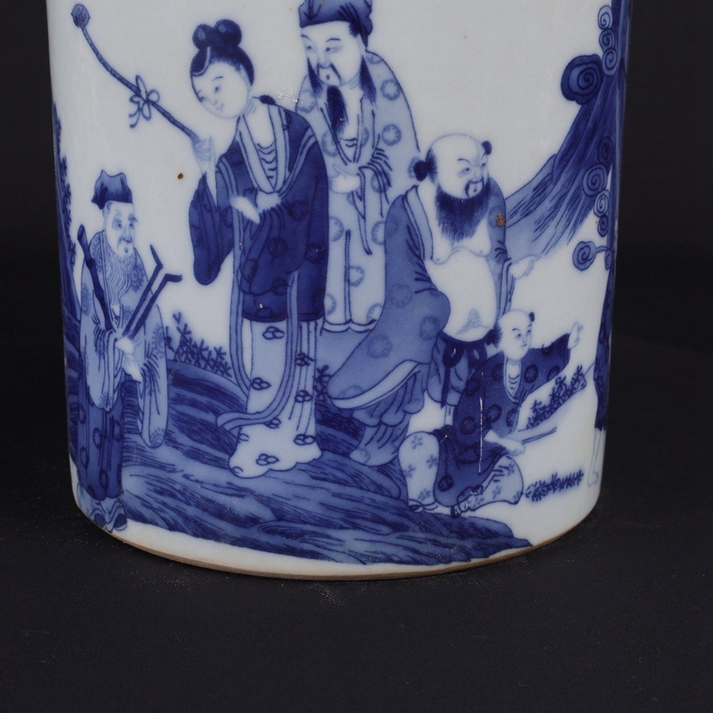 Blue and white Eight Immortals Crossing the Sea pattern pen holder