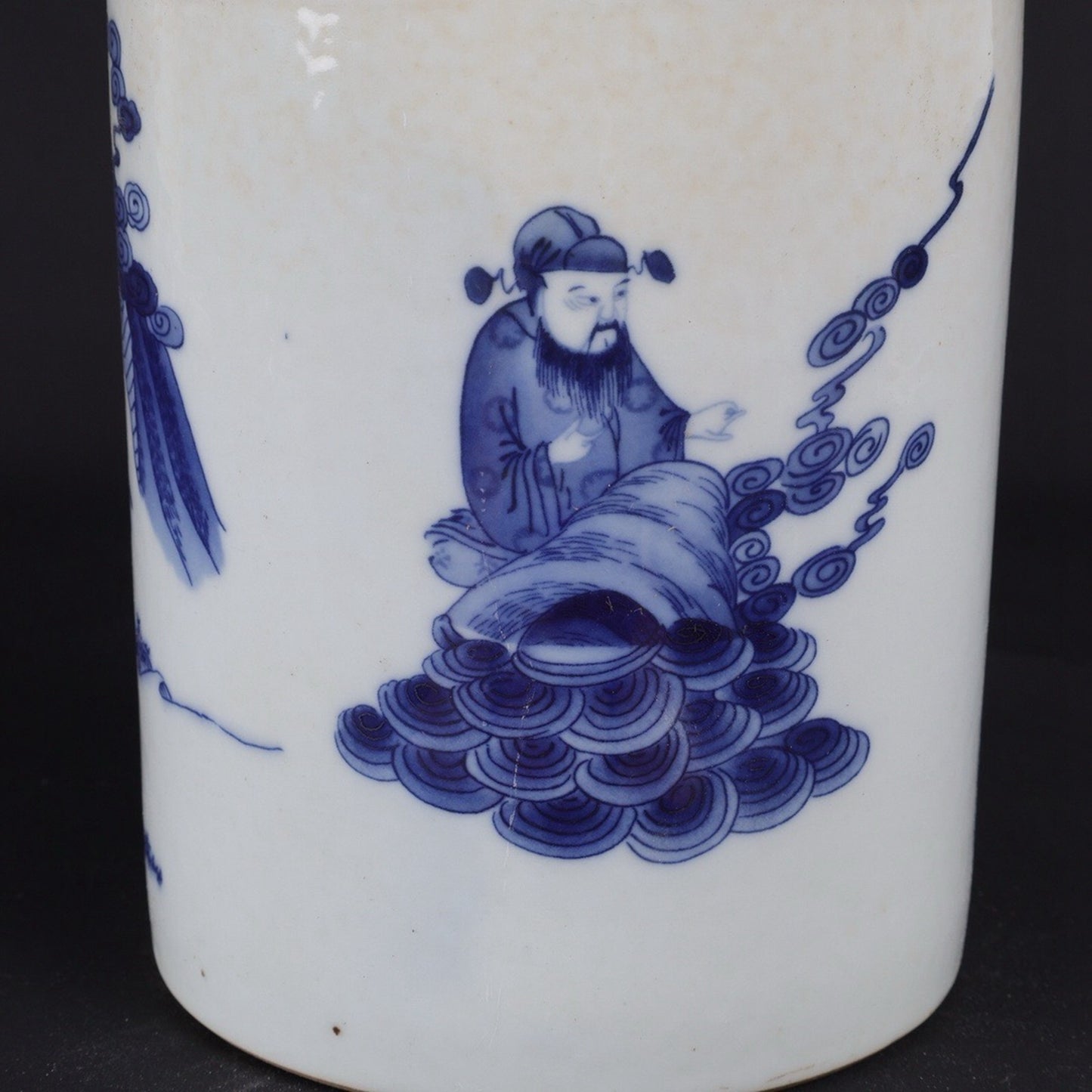 Blue and white Eight Immortals Crossing the Sea pattern pen holder