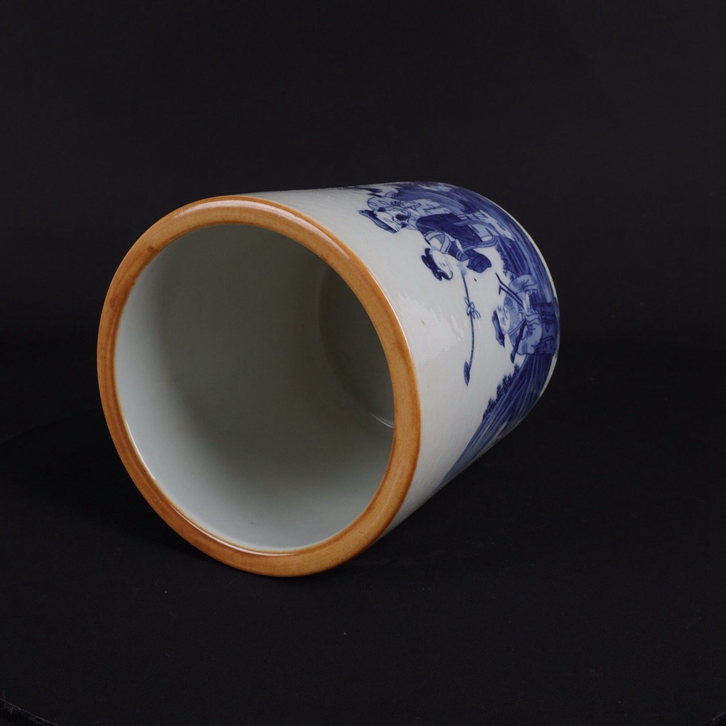 Blue and white Eight Immortals Crossing the Sea pattern pen holder