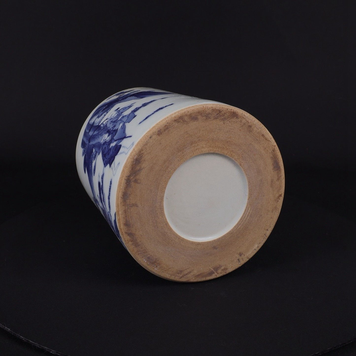 Blue and white Eight Immortals Crossing the Sea pattern pen holder