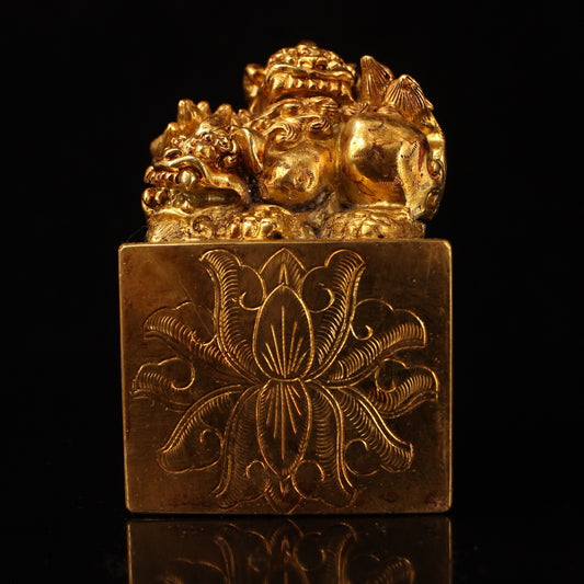 A Chinese antique pure copper carved gilded lion seal