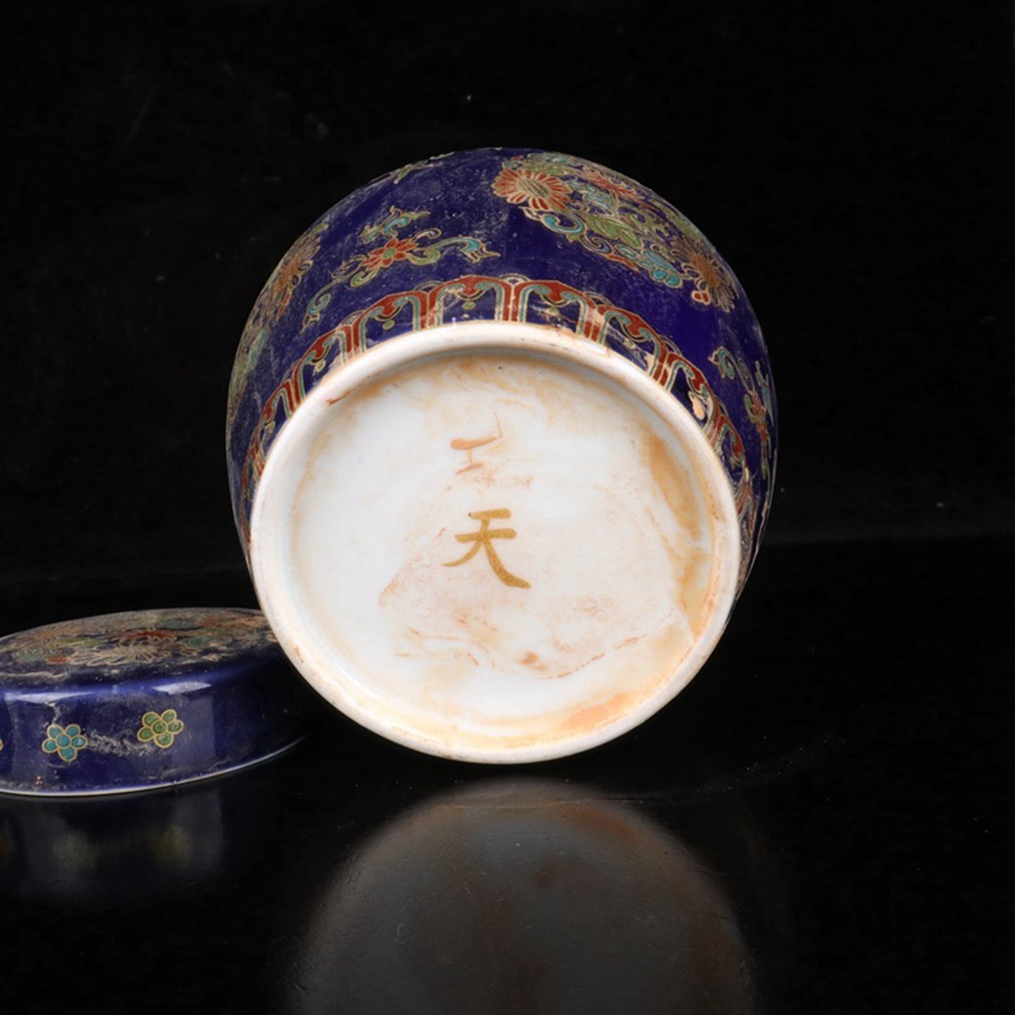 Enamel colored flower patterned ceiling shaped jar