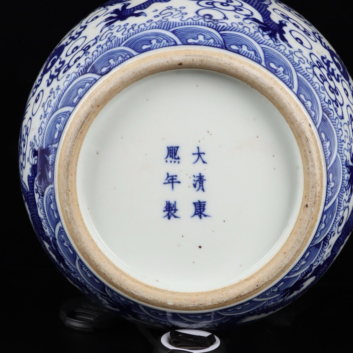 Blue and white cloud dragon pattern brush wash