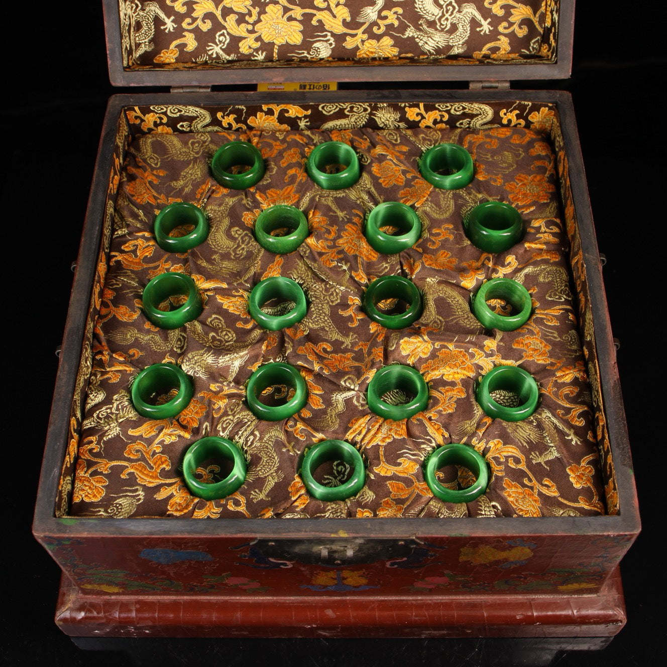 A box of Chinese antique cat's eye stone ring fingers