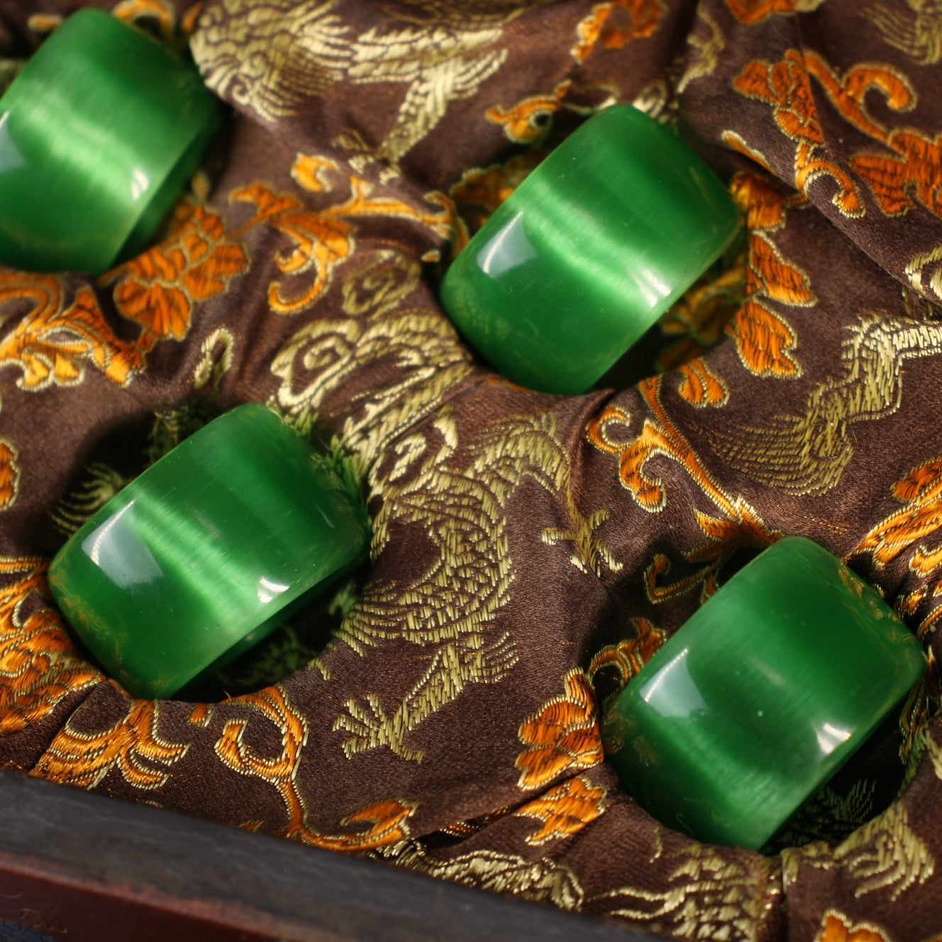 A box of Chinese antique cat's eye stone ring fingers