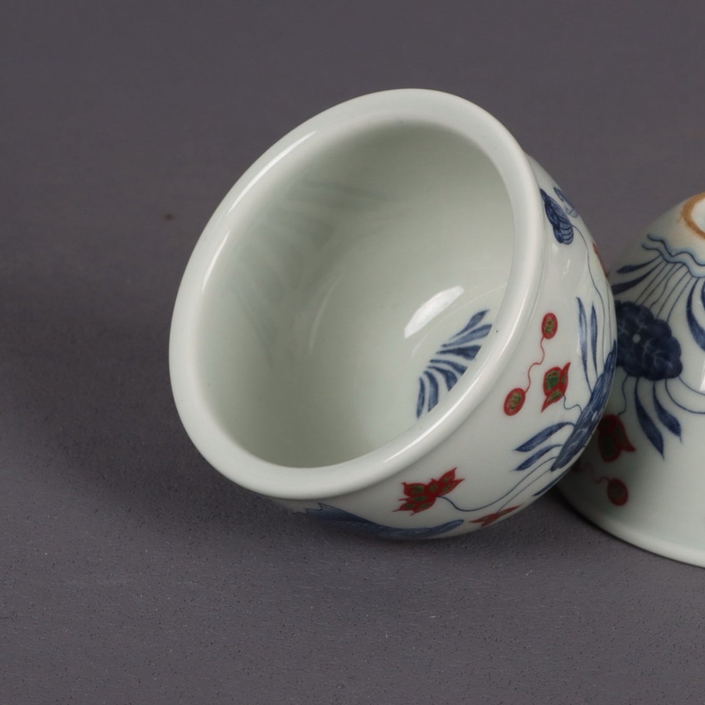 Blue and white glazed red fish and algae patterned small mouth cup