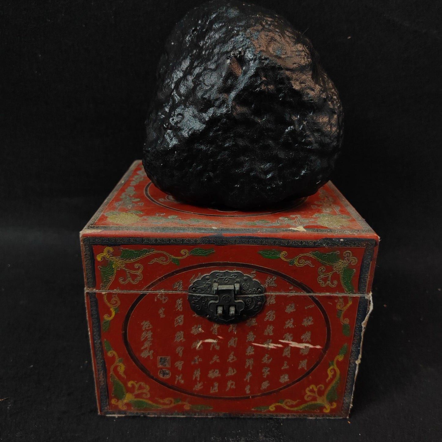 A box of Chinese antique meteorites