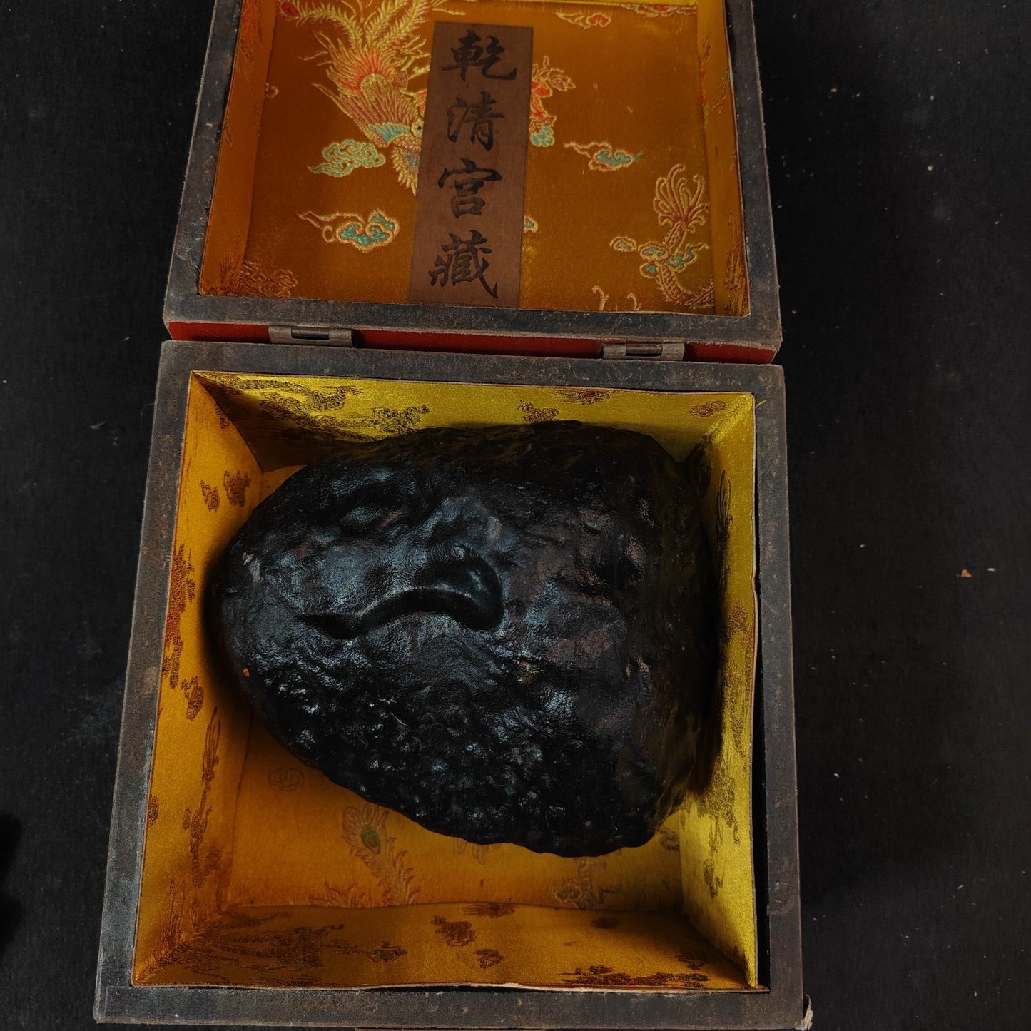 A box of Chinese antique meteorites