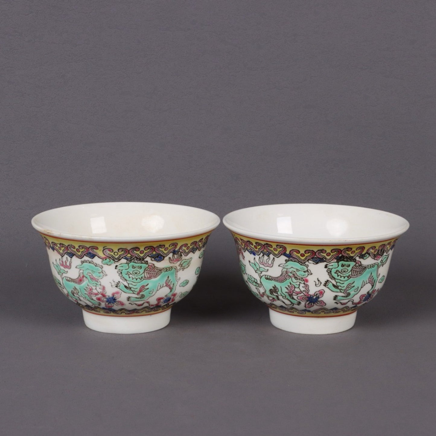 A pair of pink colored Shaoshi Taibao patterned bowls