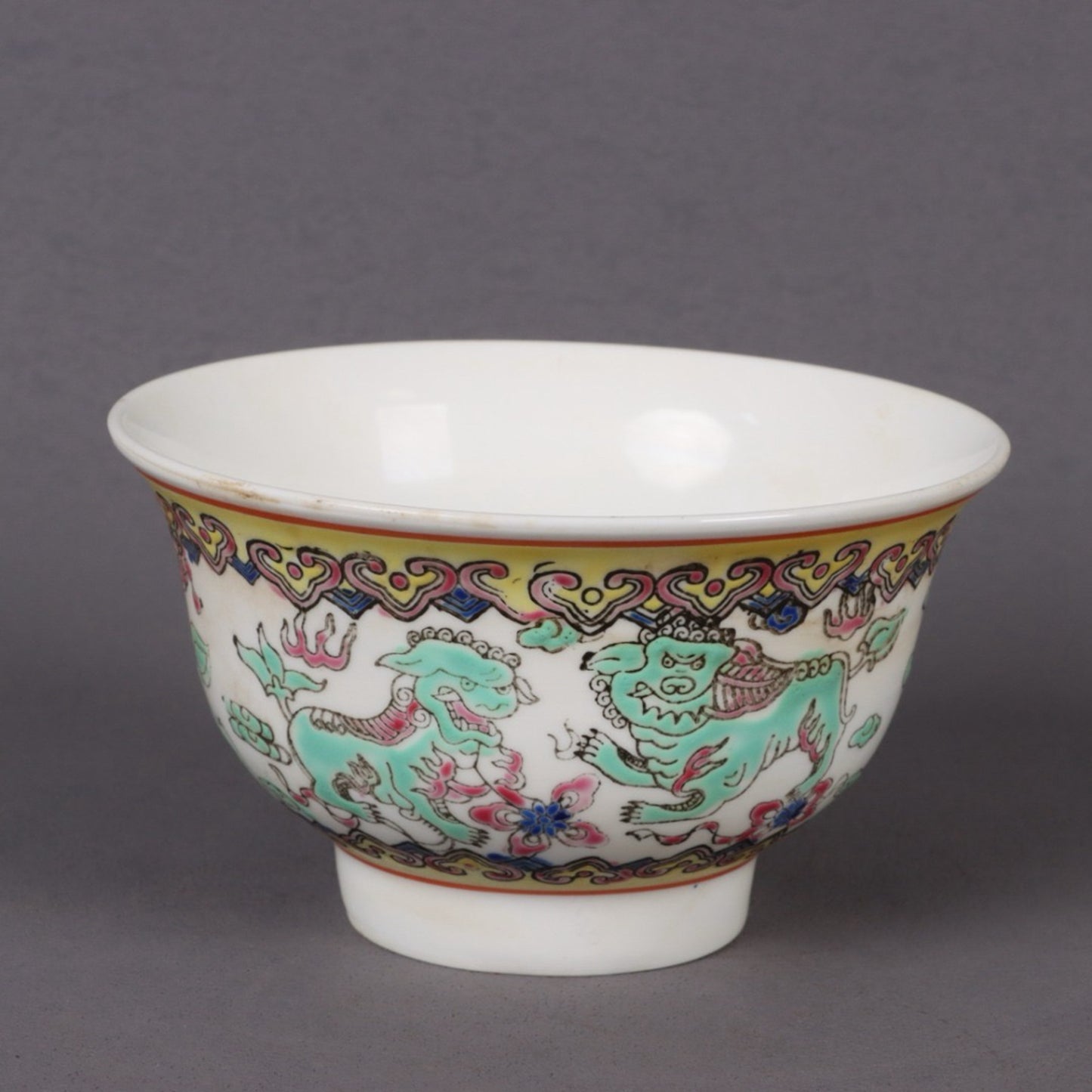 A pair of pink colored Shaoshi Taibao patterned bowls