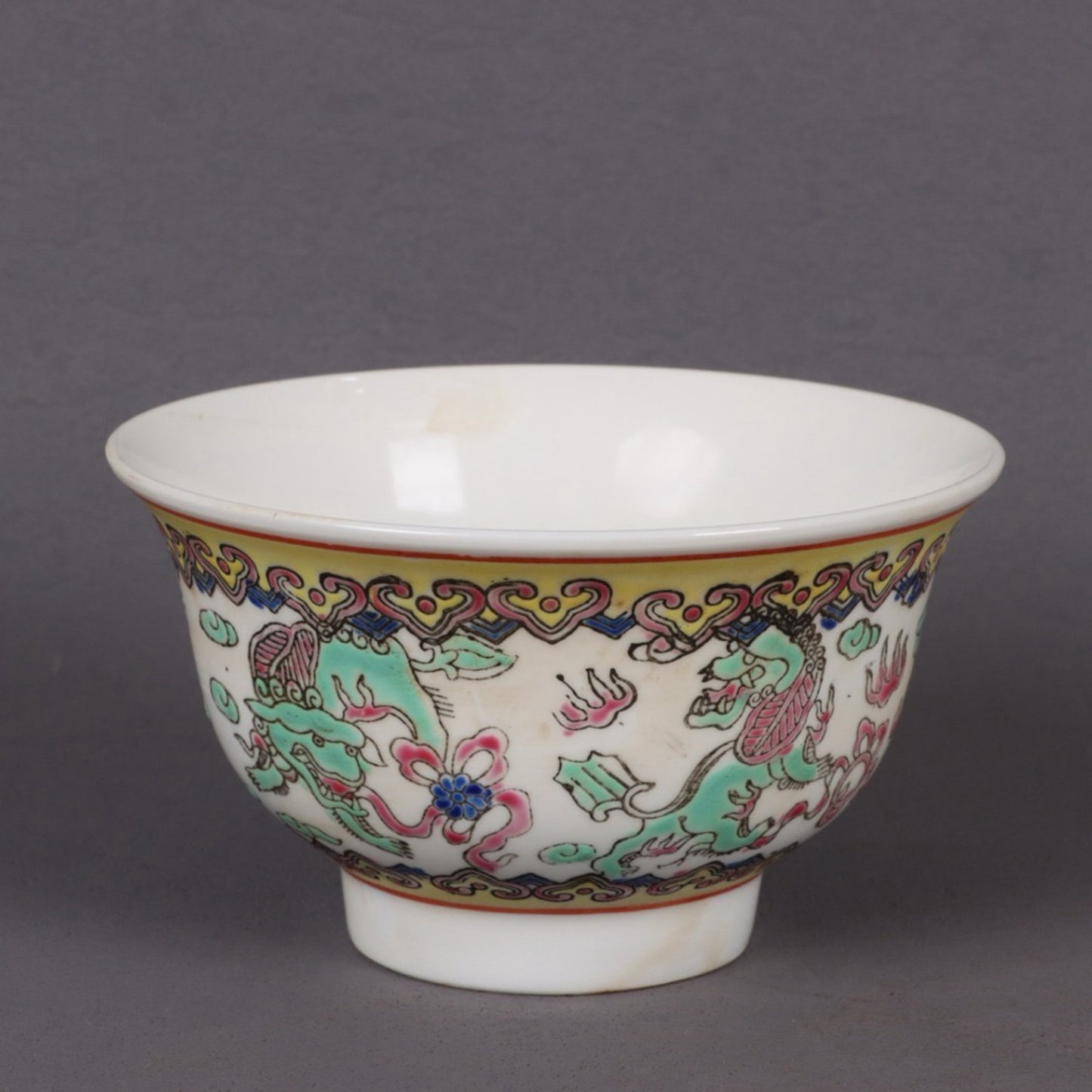 A pair of pink colored Shaoshi Taibao patterned bowls