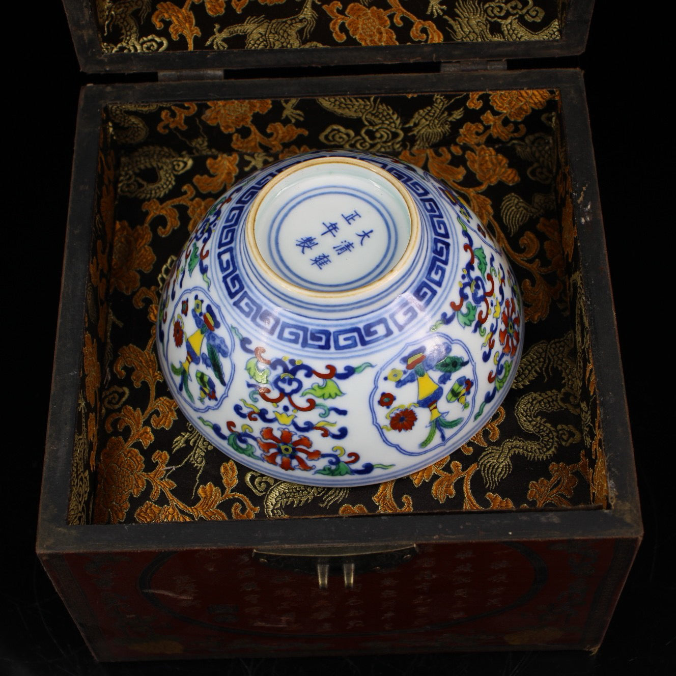 A Chinese antique colorful porcelain bowl