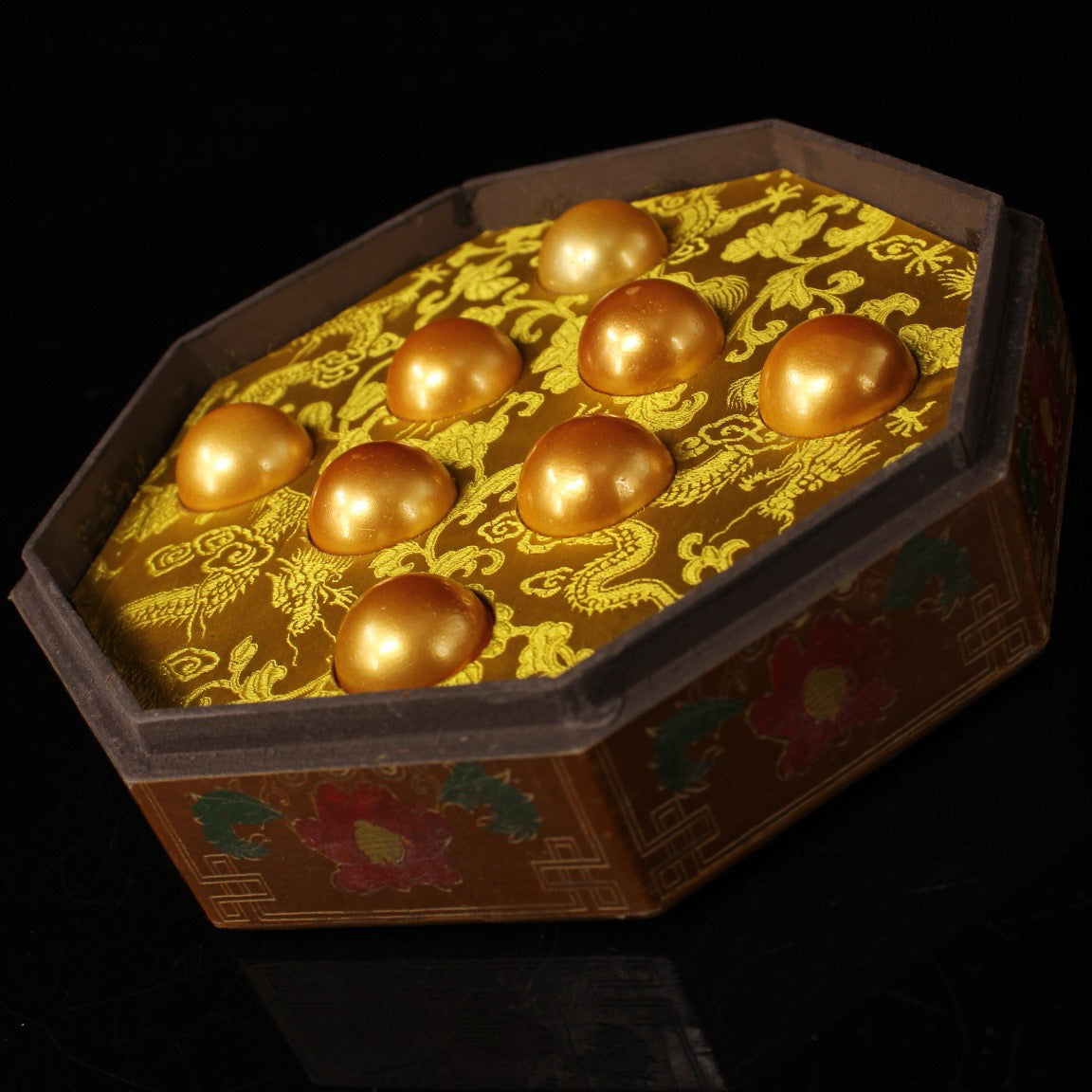 A box of Chinese antique pearl shells