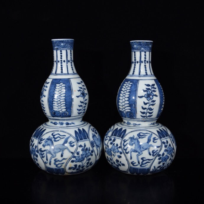 A pair of Chinese antique gourd bottles