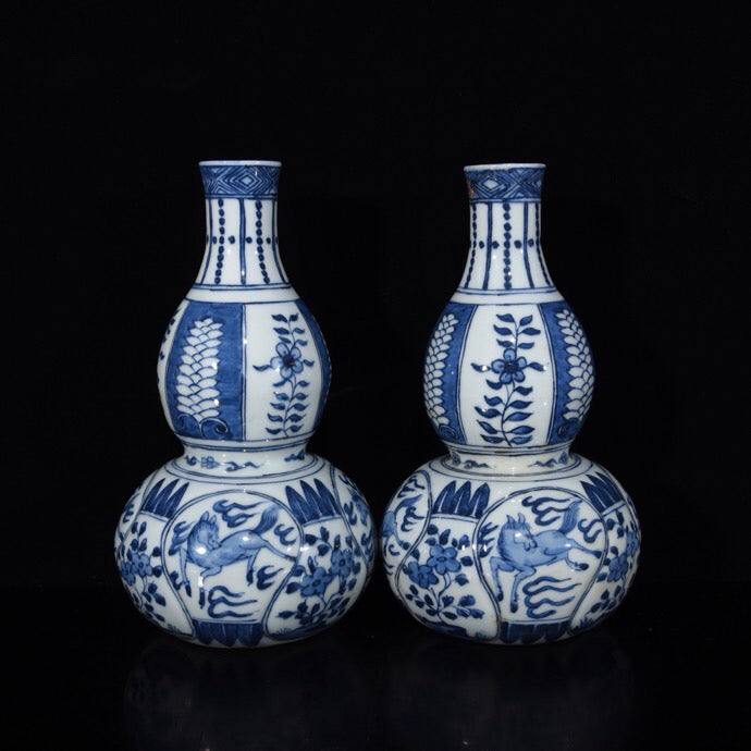 A pair of Chinese antique gourd bottles