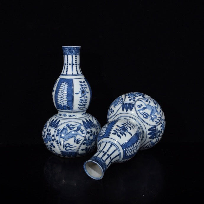 A pair of Chinese antique gourd bottles