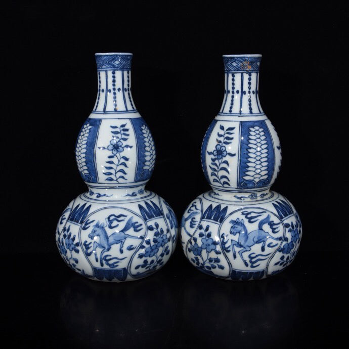 A pair of Chinese antique gourd bottles